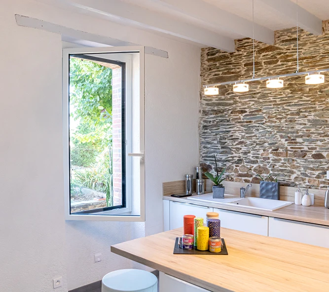 Fenêtre en alu blanche semi ouverte dans la cuisine